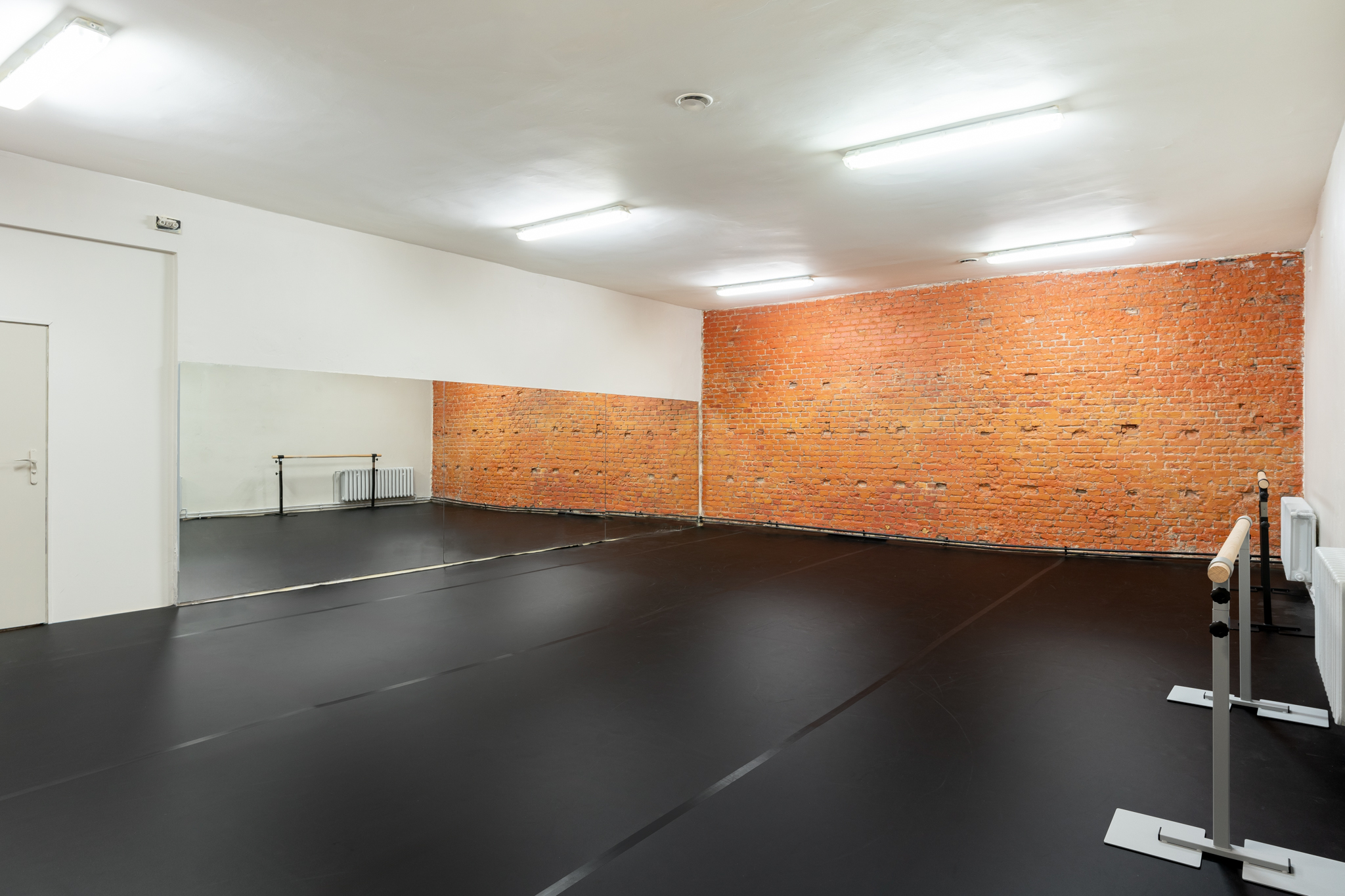 Duża sala taneczna z podłogą baletową, lustrami i drążkami w Gdyni, wynajem sal tanecznych Gdynia